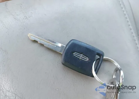 2005 Lincoln Town Car Signature z USA, uszkodzony, nr VIN 1LNHM81W35Y626364